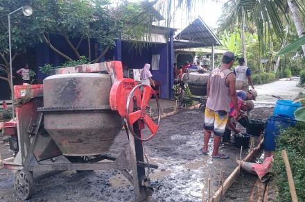 Kegiatan Cor Blok Jalan Dusun Kuwaru Poncosari