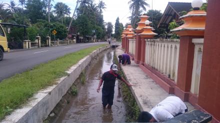 Kerja Bakti Bersih Balai Desa