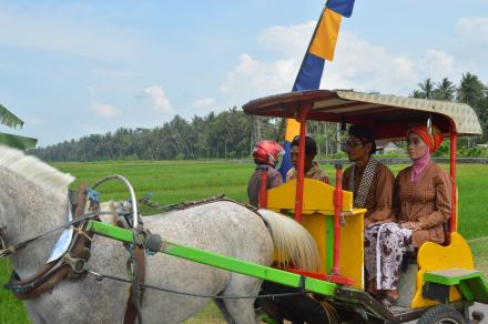 Kirab Warga Dusun Kuwaru Dalam Rangka Purna Bakti Praja Dukuh Kuwaru