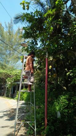 Gotong Royong Pemasangan Lampu Jalan Dusun Ngentak