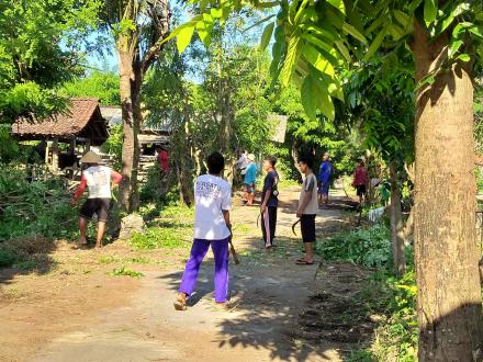 Giat Gotong Royong Kandang Kelompok Pandan Mulyo