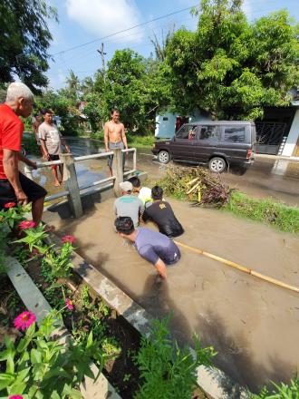 Air Meluap, Warga Dusun Sambeng 2 Membersihkan Saluran Air Yang Tersumbat