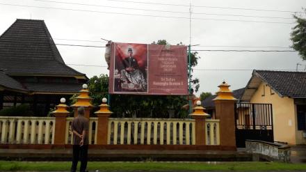 Pemasangan Banner Tingalan Jumenengan Dalem