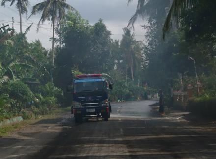 Pembersihan Jalan Utama di Dusun Babakan