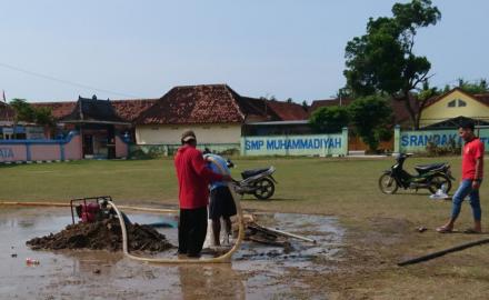 Mempermudah Penyiraman Lapangan, Pemdes Poncosari Membuat Sumur Di Tengah Lapangan