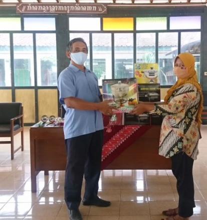 Peduli UMKM, Pemerintah Desa Poncosari Menyerahkan Bantuan Untuk Pelaku UMKM