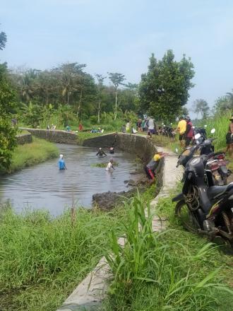 Area Sungai Kotor, Warga Dusun Ngentak Melaksnakan Gotong Royong