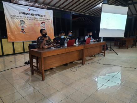 Menjelang Pilkada. Pengawas TPS mengikuti Bimtek