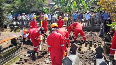 Diduga Terpapar Covid-19, Tim Kalurahan Poncosari Melaksanakan Pemakaman Sesuai Protokol Kesehatan