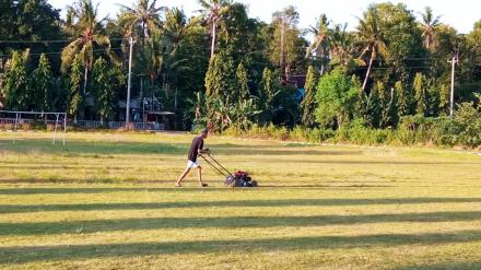 Pemotongan Rumput Sebagai Perawatan Lapangan Poncosari
