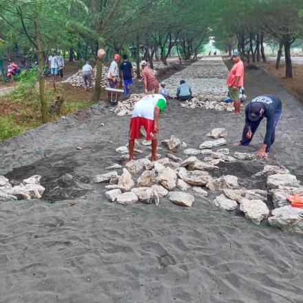 Penataan Batu Di Jalan Pantai Cangkring