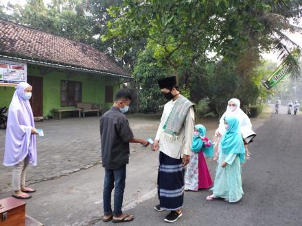 Tetap Patuhi Prokes, Warga Masyarakat Koripan Melaksanakan Ibadah Sholat Ied