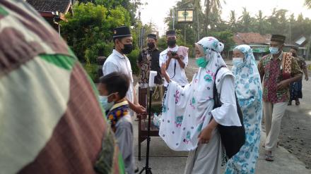 Taati Prokes, Warga Dusun Babakan Melaksanakan Sholat Idul Fitri