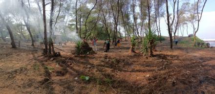 Bersih Pantai, Warga Masyarakat Dusun Kuwaru Bergotong Royong