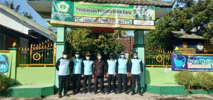 Penyerahan Siswa, Tim Satgas Covid Poncosari Turut Mengawal Prokes