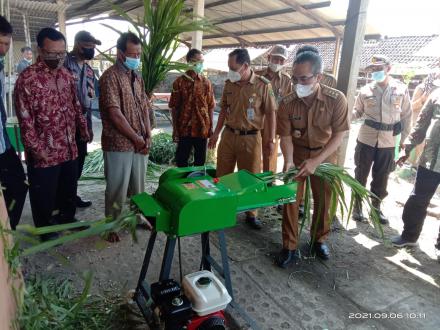 Bupati Mendemonstrasikan Pemakaian Mesin Chopper