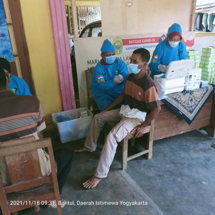 Vaksinasi Warga Pesisir Oleh  Polatair
