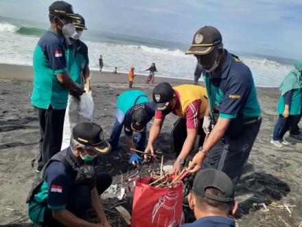 Giat Bersih Pantai Peringatan HUT Relawan Pantas 115 Ke-2