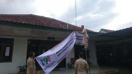 Meriahkan Hari Jadi Bantul, PemKal Poncosari Memasang Umbul-Umbul