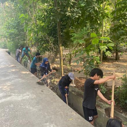 Pembersihan Parit Dusun Sambeng 2 Oleh Mahasisswa KKN