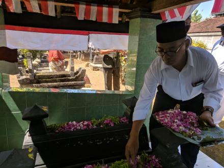 Lurah Poncosari Ikuti Ziarah dan Tabur Bunga