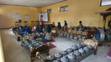 Kenalkan Gamelan, Siswa SD Ikuti Latihan gamelan