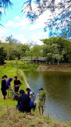 Kerja Bakti Bersih Tempat Wisata oleh KKN STP AMPTA