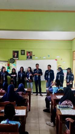 Perkenalan Mahasiswa KKN STP AMPTA Terhadap Siswa SD Babakan