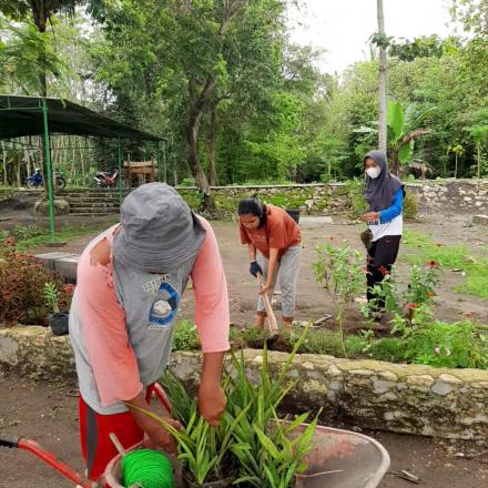 Tarik Wisatawan, Mahasiswa KKN Bantu Penanaman Tanaman Hias Area DESWITA 