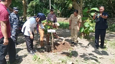 Hari Desa Asri Nusantara, Wakil Bupati Laksanakan Penanaman Pohon