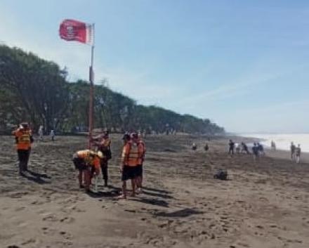 Jaga Keamanan Wisata, Bhabinkamtibmas Ikuti Pemasangan Penanda Palung Laut