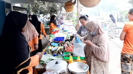 Pasar Tani KWT ARIMBI Bibis Jajakan Makanan Tradisional