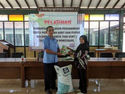 Pelatihan Pemanfaatan Lahan Pekarangan Serta Pembagian Bibit Dan Pupuk