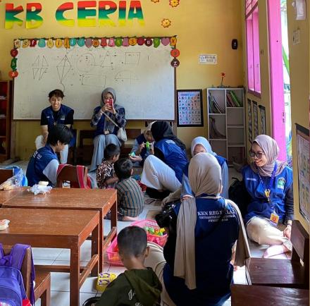 Kunjungi PAUD, Mahasiswa KKN UAD Ikut Mengajari Anak Didik