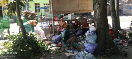 Pilah Sampah Oleh Kelompok Bisma Indah Talkondo