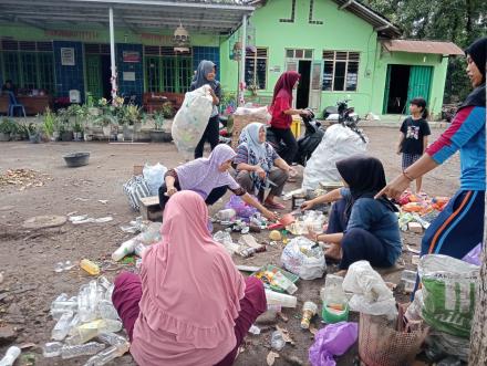 Giat Pengelolaan Sampah Oleh Bank Sampah BISMA INDAH