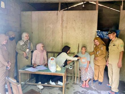 Pemberian Sembako Serta Cek Kesehatan Pada Lansia