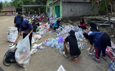 Pelaksanaan Sedekah Sampah Dusun Talkondo Bersama Mahasiswa KKN Reguler UMY
