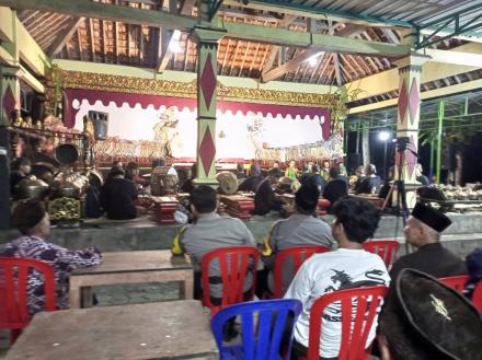 Pertunjukan Wayang Kulit Dalam Rangkaian Upacara Merti Dusun Jopaten