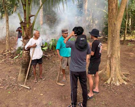 Kerja Bakti Membersihkan Lingkungan Mushola Oleh Warga Jragan 1 Dan KKN UMY