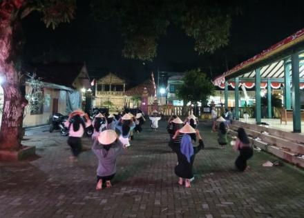 Latihan Tari Hari Jadi Poncosari