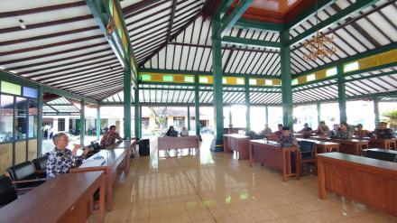 Rapat Koordinasi Pamong Kalurahan Poncosari Perkuat Sinergi dan Tingkatkan Kualitas Pelayanan