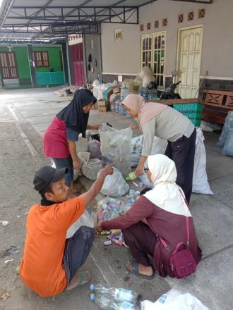 Pelaksanaan Giat Pilah Sampah Dusun Polosiyo