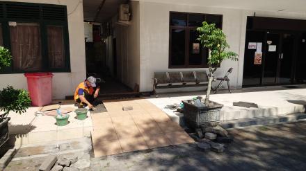 Pembangunan Jalan Akses Disabilitas di Kantor Kalurahan Poncosari