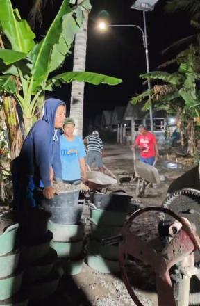 Gotong Royong Cor Blok Dusun Krajan, Wujud Kepedulian Warga Terhadap Pembangunan