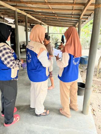 Mahasiswa KKN UNY Talkondo Sebarkan Undangan Perkenalan Kepada Warga