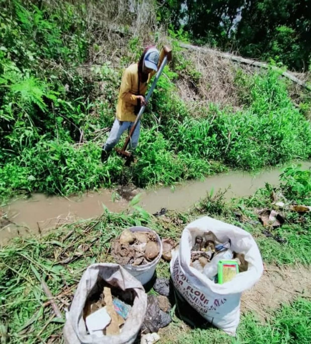 Pembersihan Saluran Irigasi Oleh Konco Pilah Website Kalurahan Poncosari